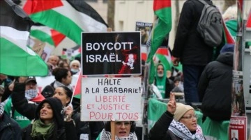 Paris'te, Filistin destekçileri gösteri düzenledi