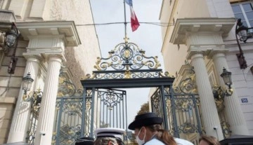 Paris'te İçişleri Bakanlığı binasına girmeye çalışan saldırgan, kadın polisi boğmaya çalıştı