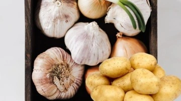 Patates, soğan ve sarımsağı çürüten o büyük hata: Bu yöntemle sebzeleriniz haftalarca taze kalacak