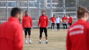 Profesyonel tüm liglerde şampiyonluk yaşayan İbrahim Öztürk, yeşil sahalardan kopmuyor
