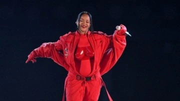Rihanna ikinci çocuğuna hamile olduğunu açıkladı! Super Bowl devre arası şovunda duyurdu