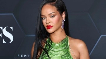 Rihanna jartiyerini giyip poz verdi: İç çamaşırıyla vücut hatlarını sergiledi