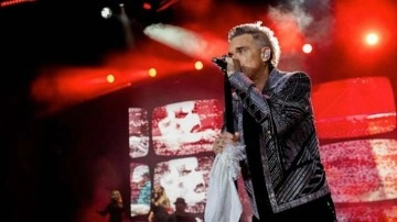 Robbie Williams sahnede büyüledi: Türk tasarımcıdan dünya yıldızına özel kimono