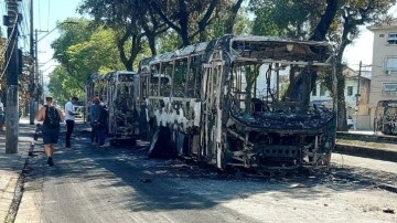 Santos küme düştü, taraftarlar şehri karıştırdı. Araçlar yakıldı, stadyum talan edildi