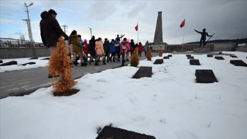 Sarıkamış'ta ilkokul öğrencileri "Şehitlere Vefa" yürüyüşü yaptı