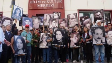 Sivas Katliamı'nın 30'uncu yıldönümünde sloganlar eşliğinde Madımak Oteli'ne yüründü