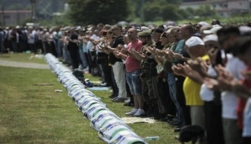 Srebrenitsa soykırımının 30 kurbanı 28 yıl sonra toprağa verildi