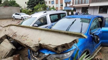 Trabzon'da 4 ilçede su baskını ve heyelan; 16 kişi tahliye edildi, çok sayıda araç hasar gördü