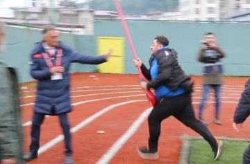 Trabzon'da amatör maçta hakemlere bayrak direğiyle saldırı