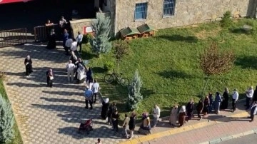Ucuz et almak için dakikalarca bekliyorlar. Diyarbakır'da vatandaşlar uzun kuyruklar oluşturdu