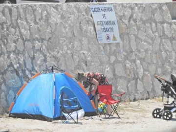 Ünlü tatil merkezi Çeşme’de kamusal alanlarda çadır yasağı
