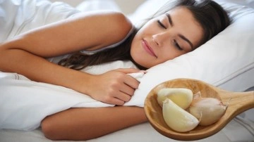 Uyumadan önce mutlaka deneyin: Yastığın altına 1 diş sarımsak koyunca etkilerine inanamayacaksınız