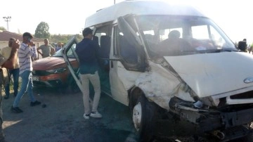 Van'da korkunç trafik kazası: Zincirleme kazada 19 yaralı var