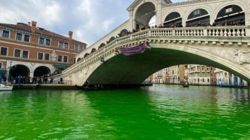 Venedik'teki Büyük Kanal yeşile boyandı: Eko vandallık!