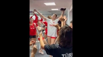 Yenilmez kızlar A Milli Kadın Voleybol Takımı 7'de 7'yi Erik Dalı ile kutladı