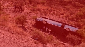 Yolcu otobüsü uçuruma yuvarlandı. Çok sayıda ölü ve yaralı... Meksika'da katliam gibi kaza