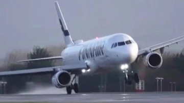 Yolcu uçağının şiddetli rüzgar ile sınavı kamerada: Pilot uçağı böyle indirdi