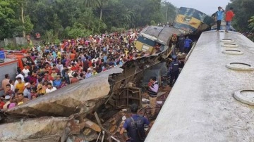 Yük treni ile yolcu trenini çarpıştı. Bangladeş'teki kazada en az 17 ölü var