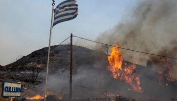 Yunanistan'da orman yangını askeri üsse ulaştı